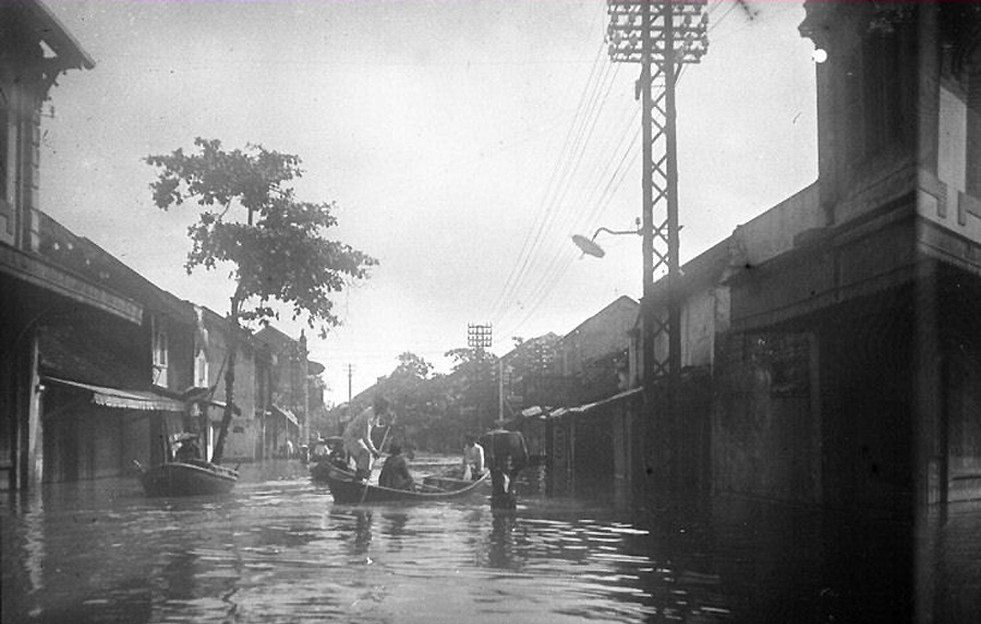 anh-1-anh-tu-lieu-hiem-ve-tran-lut-lich-su-o-mien-bac-nam-1926-hinh-1-220426-030725-68_croped_981x624_on(03-07-2025_3757282)